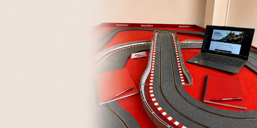Pista Scalextric, portátiles y material de colaboración con partners