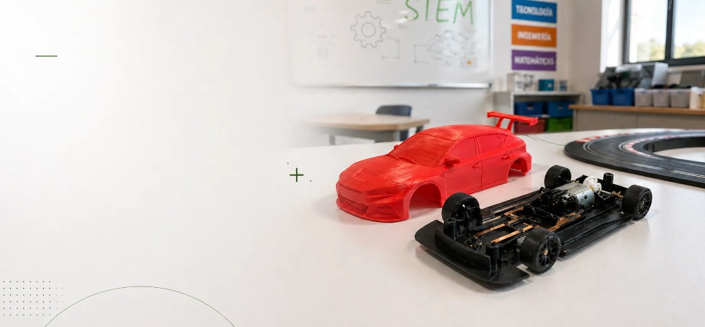 Aula STEM con coche 3D, pizarra y áreas de ciencia y tecnología
